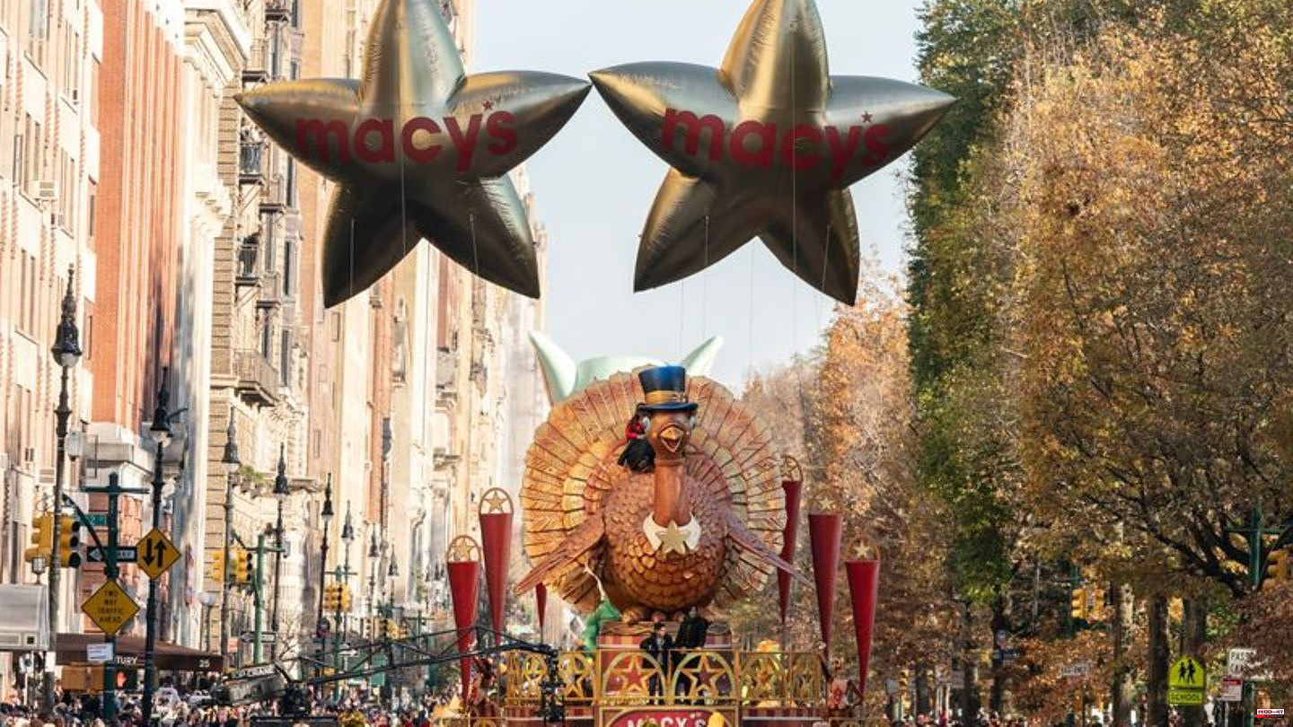 Thanksgiving: Millions cheer traditional Thanksgiving parade