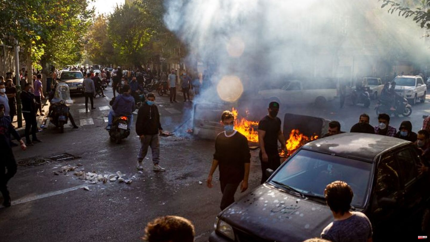 Demonstrations: Violent clashes again during protests in Iran
