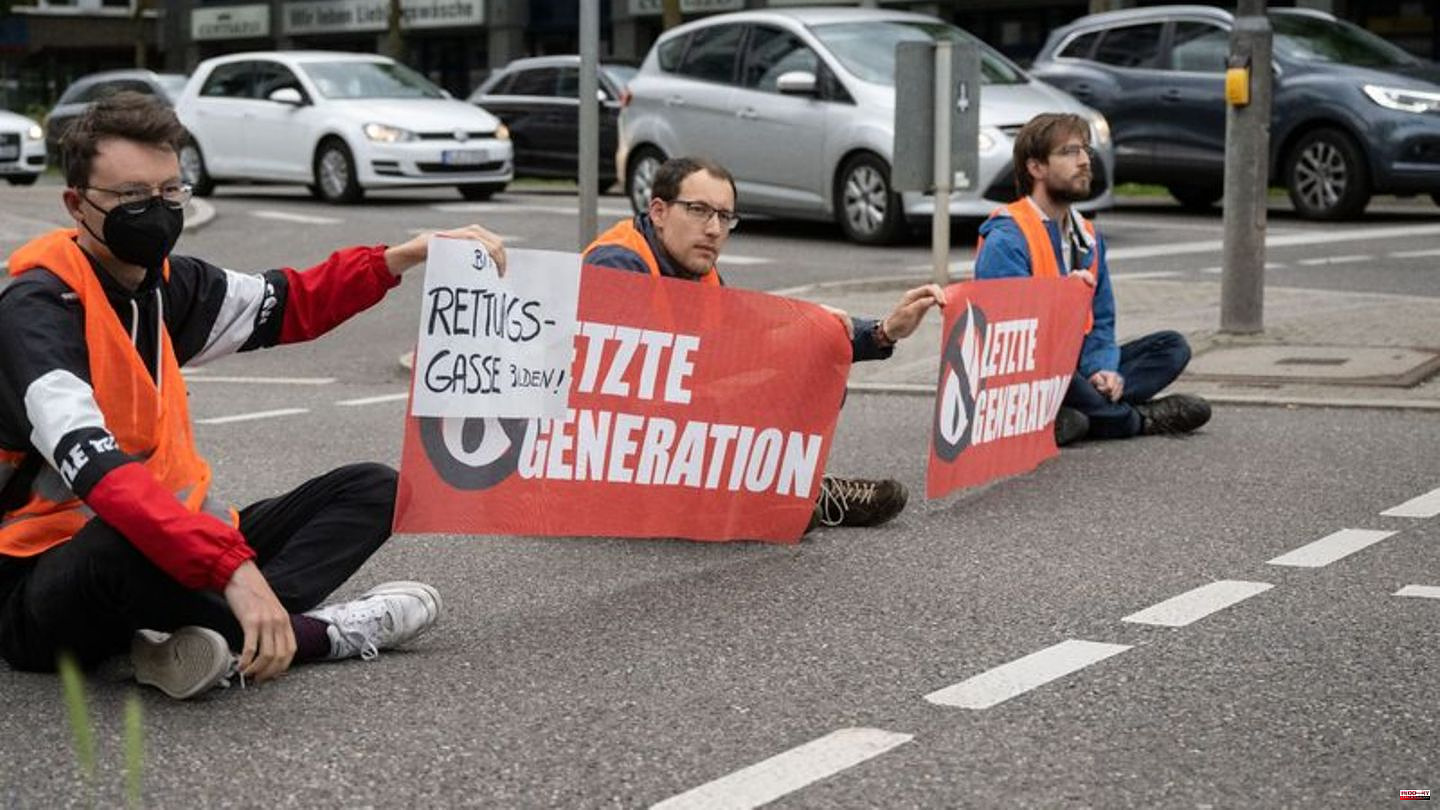 Demonstration: climate protection activists block streets in Berlin again