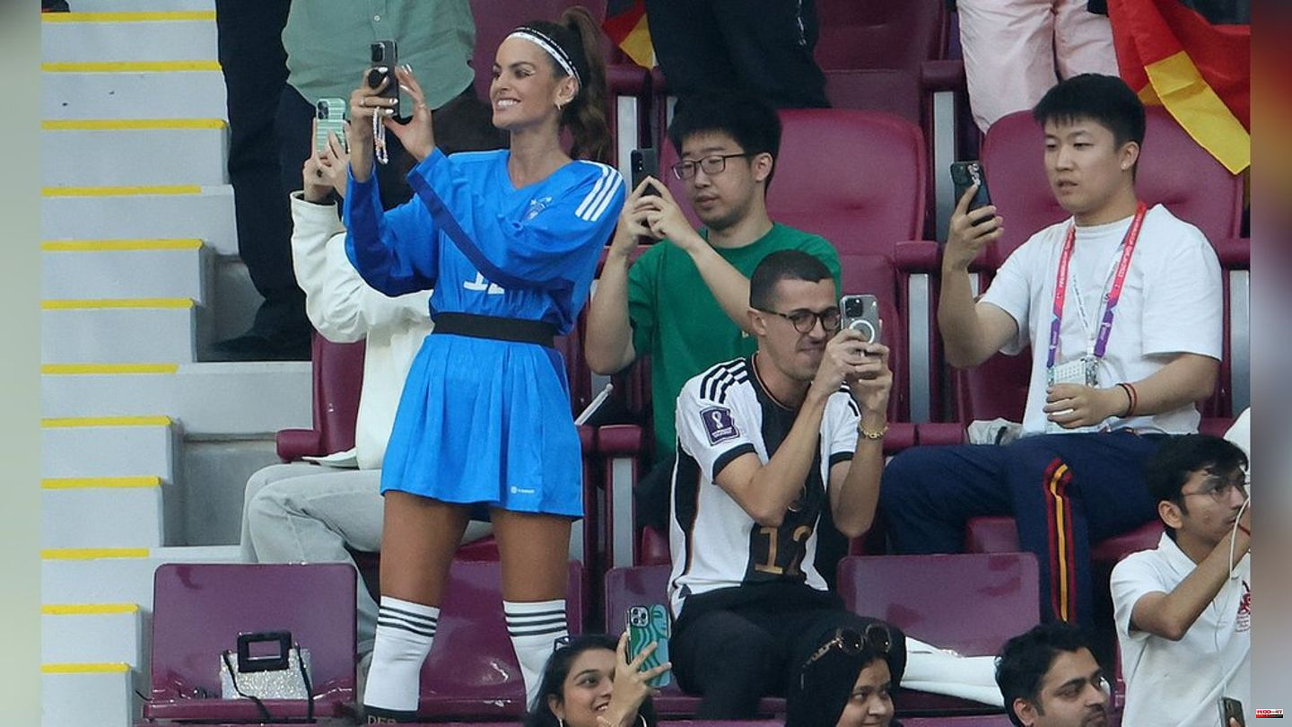 Izabel Goulart: With fiancé's jersey at the stadium