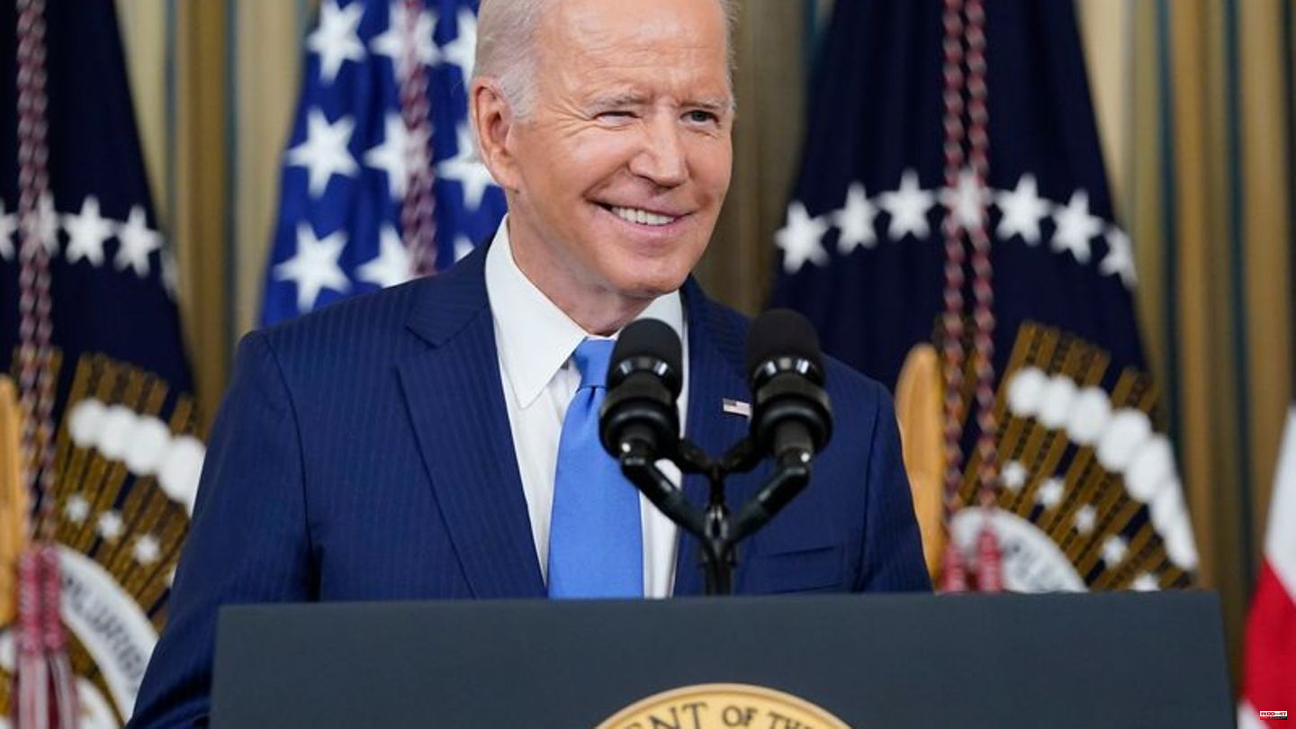 Midterms: Biden shakes hands with Republicans after general election