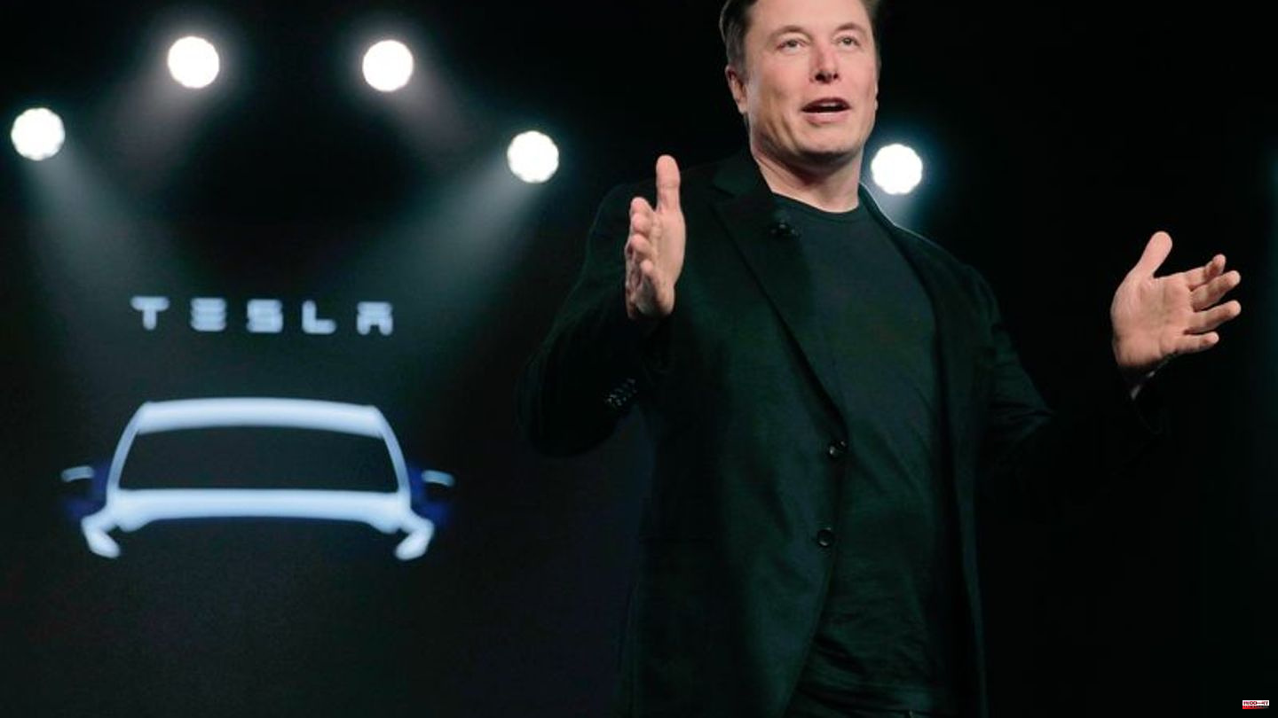Electric car manufacturer: Musk sells Tesla shares for four billion dollars