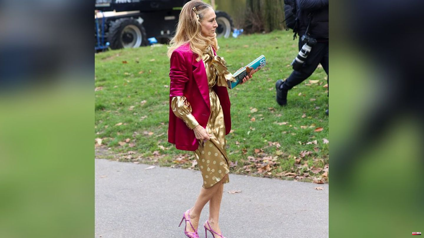 "And Just Like That...": Sarah Jessica Parker shines in gold and pink