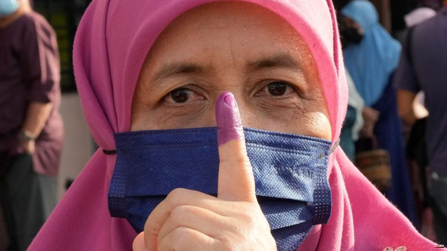 Southeast Asia: Close race in Malaysia general election