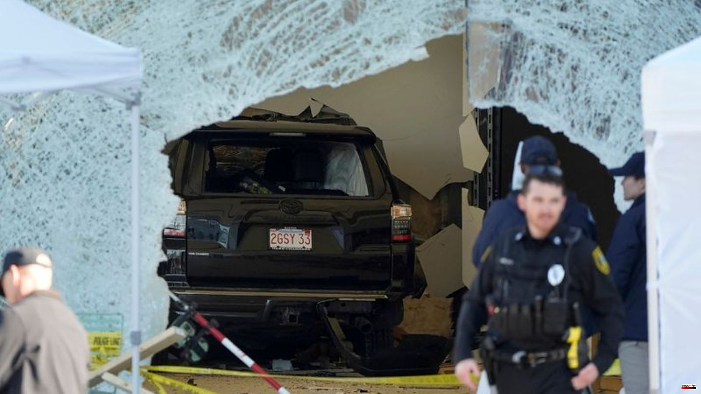Accidents: SUV drives into Apple store in Massachusetts - one dead