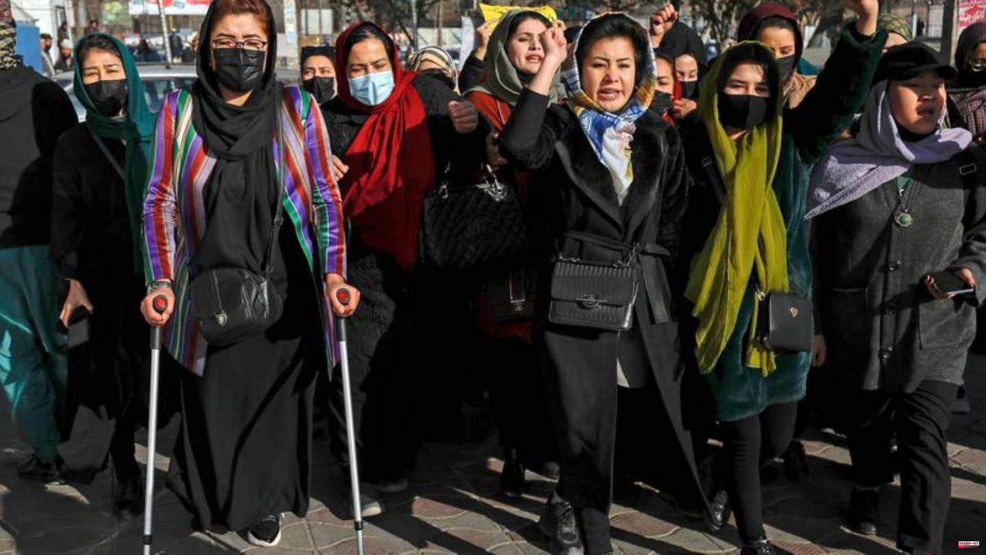 Protest against Taliban: Afghanistan: Women demonstrate against university ban