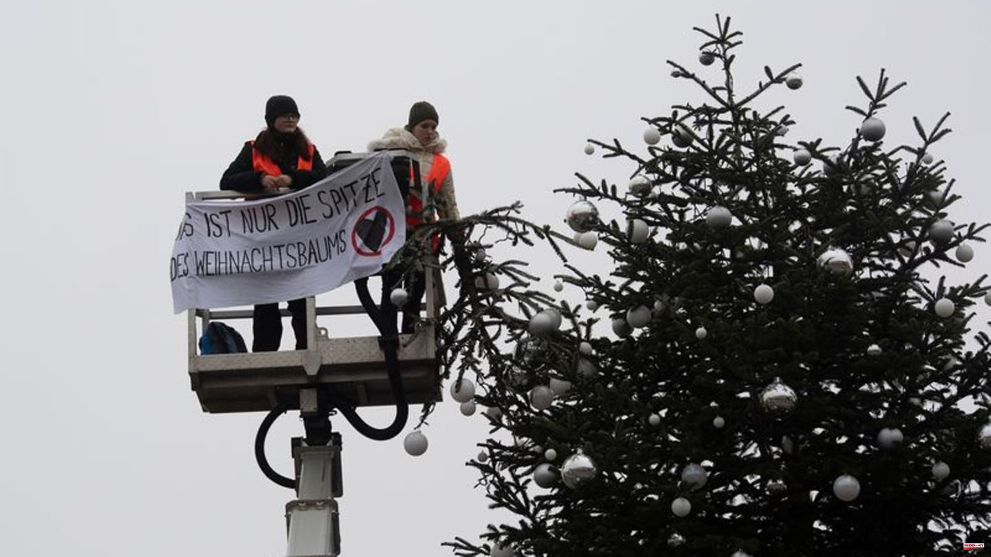 Last generation: Brandenburg Gate: Activists saw off the top of the Christmas tree