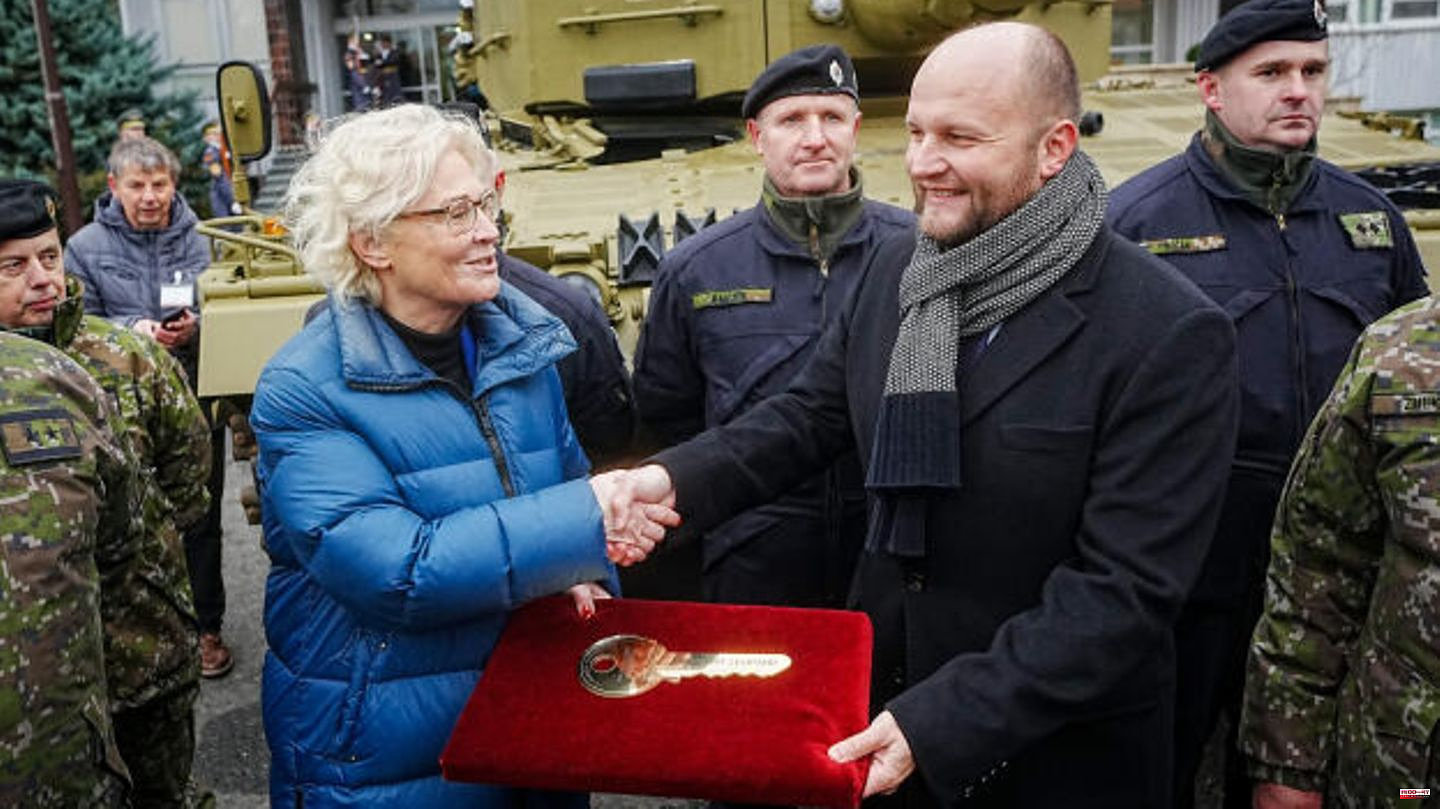 Lambrecht in Slovakia: Christmas visit with Puma problem: For the defense minister, the year ends with a major construction site
