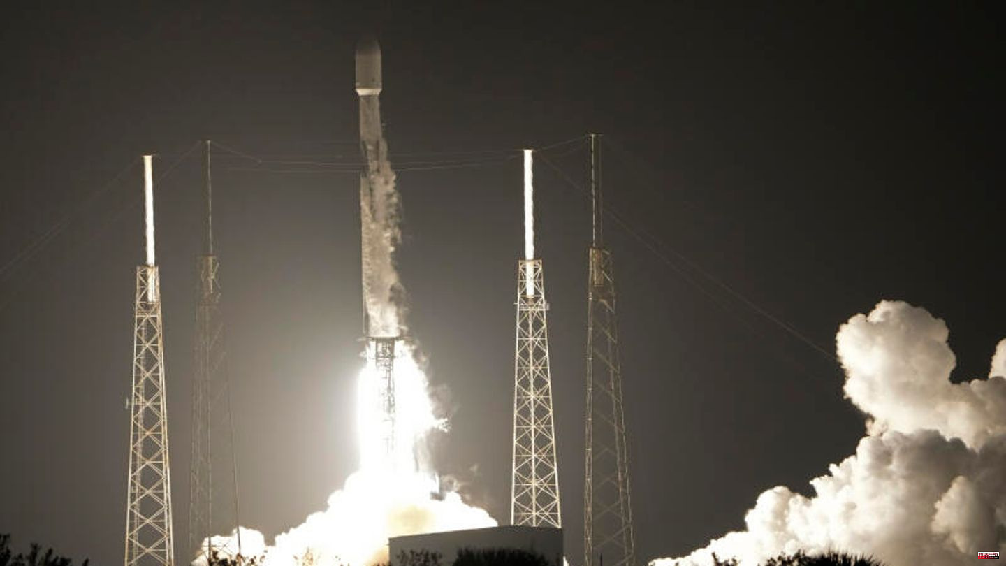 SpaceX Rocket: Aim high at own expense: Japanese lander launches on private moon mission
