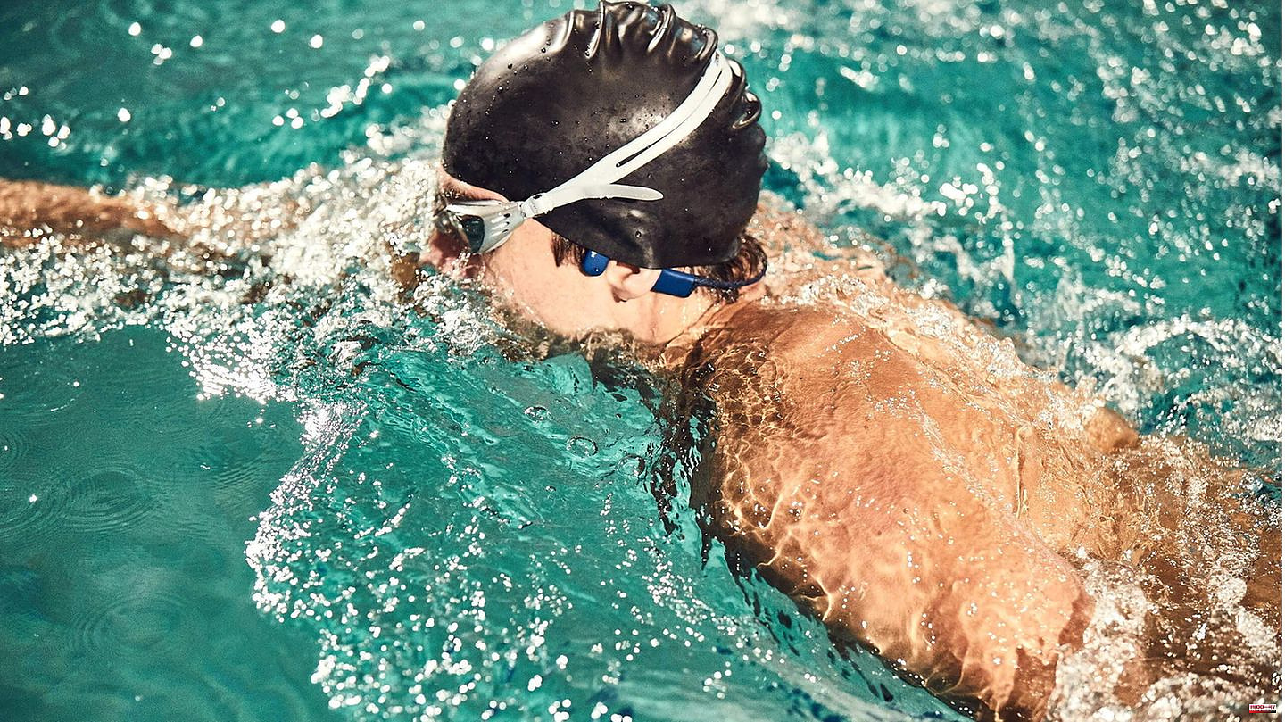Training with music: Waterproof headphones: These models provide the sound for swimming
