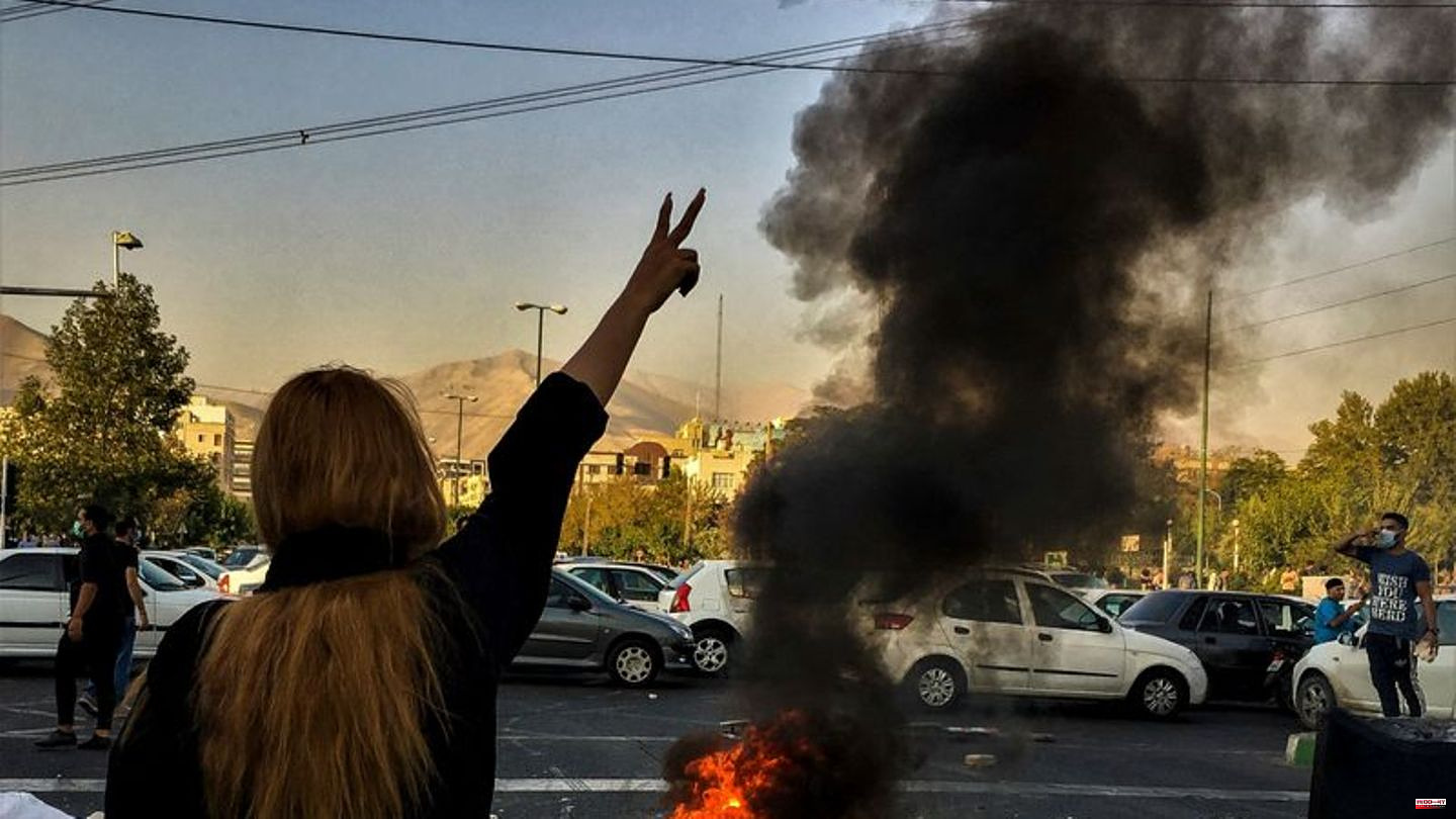 Protests : Activists: Many shops in Iranian cities closed