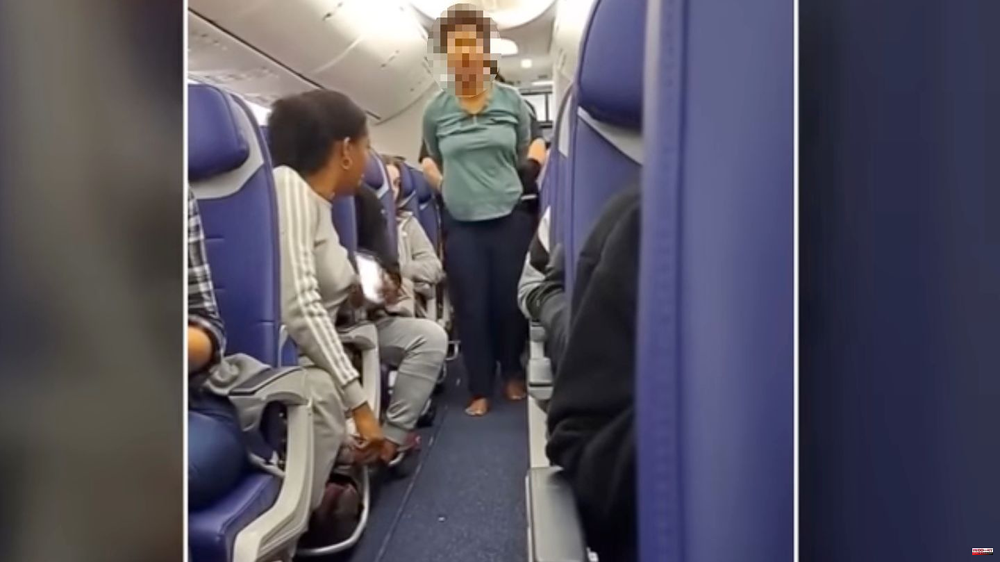 Emergency landing necessary: ​​"Jesus wanted it": Woman tries to open the plane door at 10,000 meters and bites another passenger