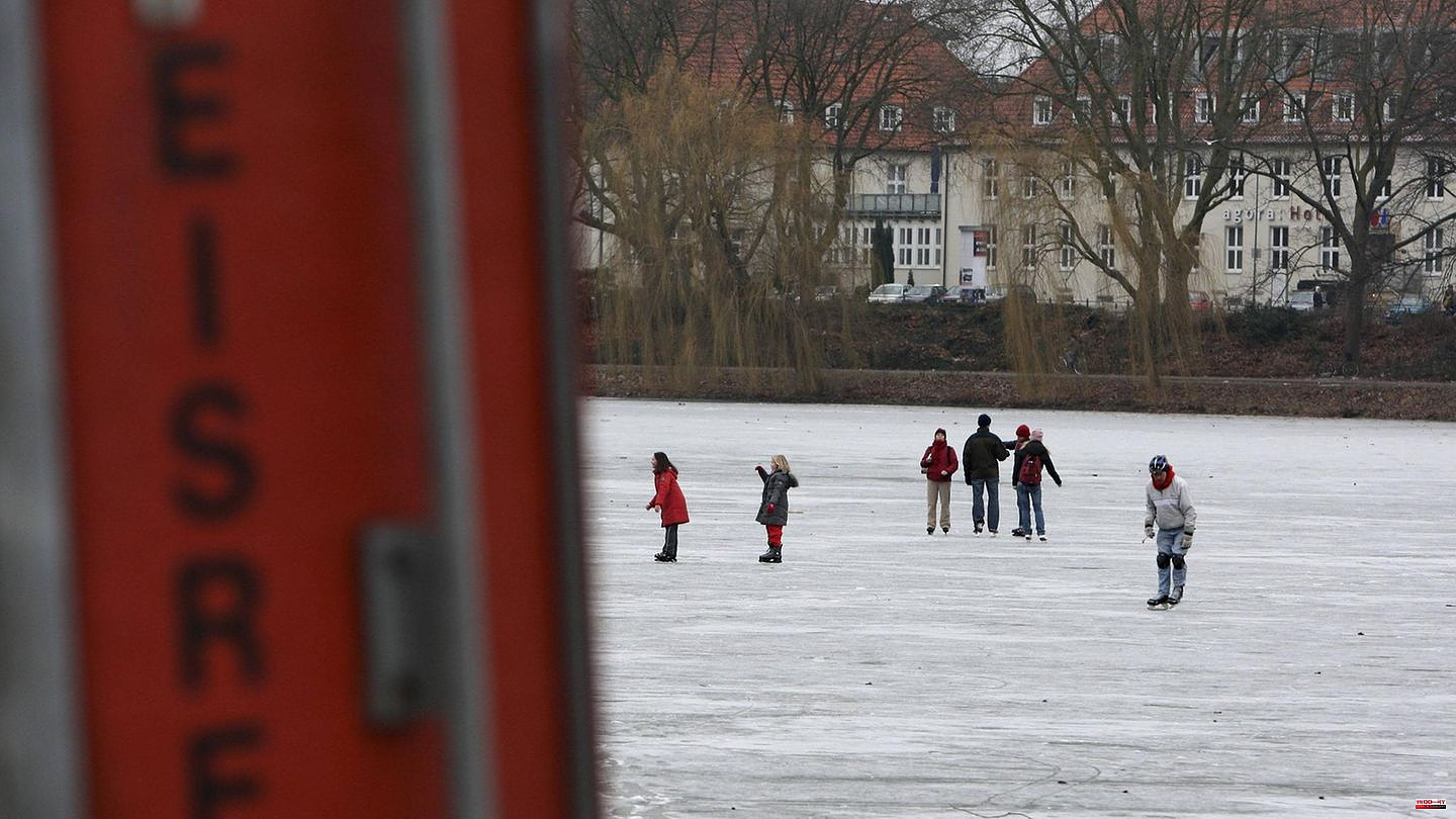 Aasee in Münster: Numerous people enter the frozen lake, mother and child break in - and are rescued