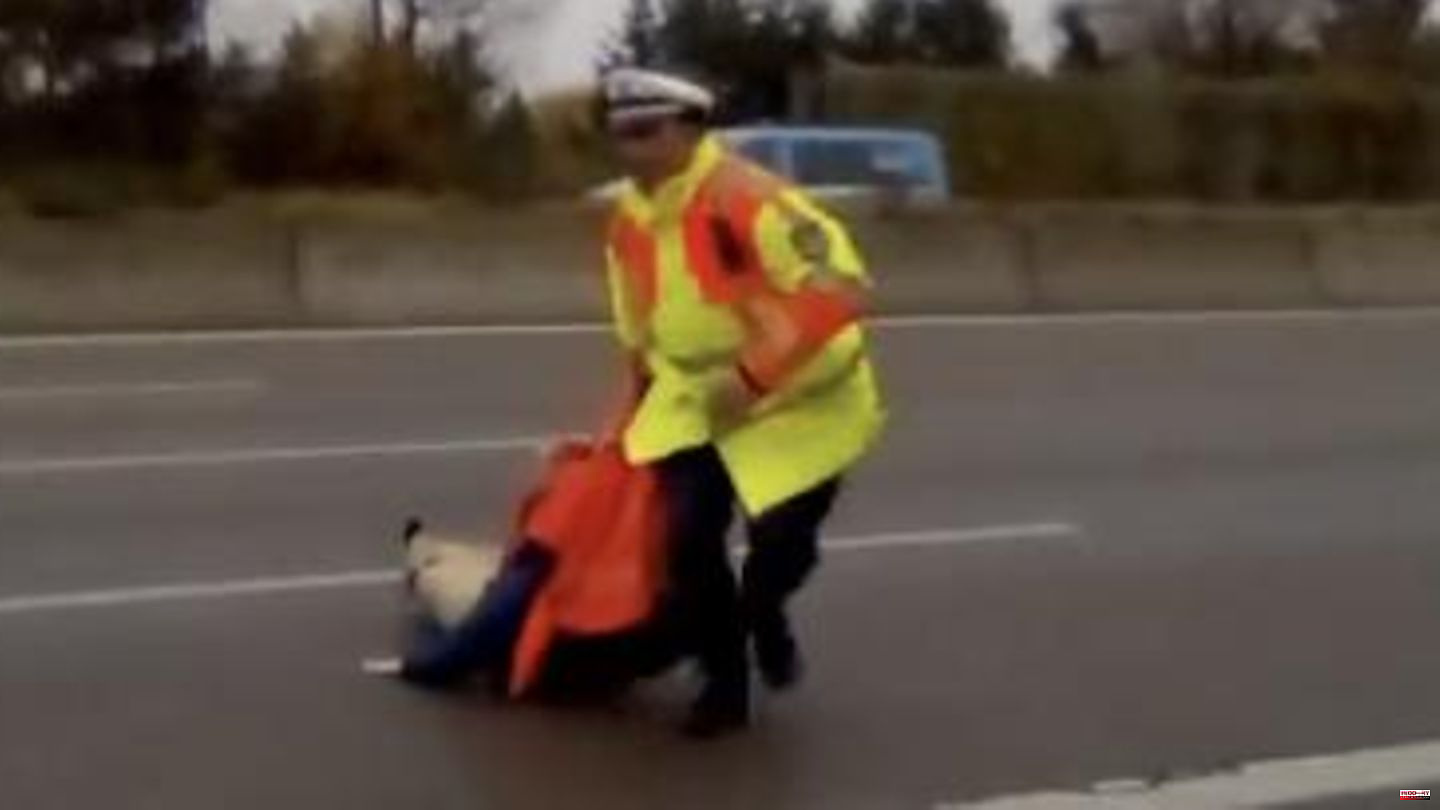 In Munich: "Behind the crash barrier": climate activist wants to stick to the highway, policeman pulls her away