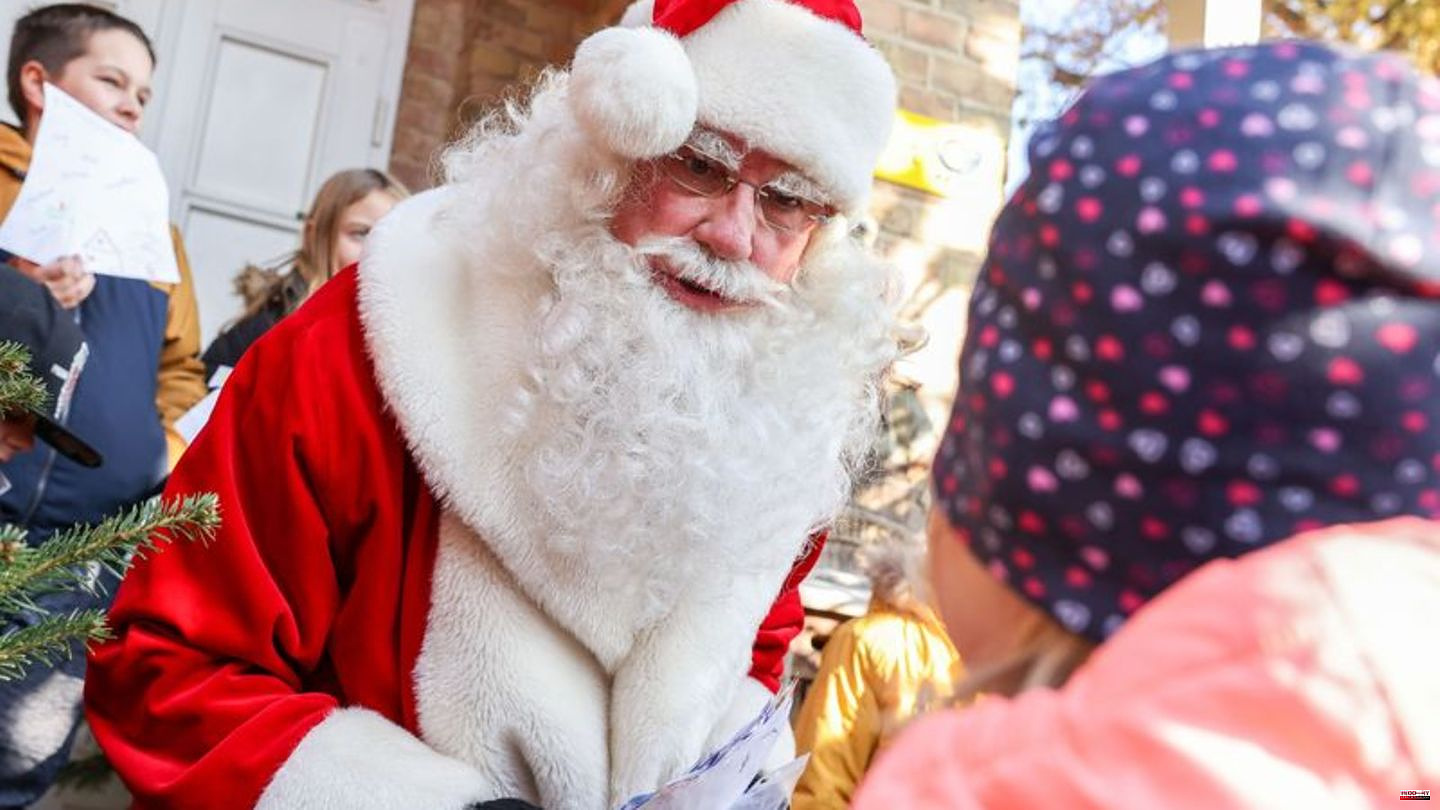 Santa Claus: Himmelpfort: Many wish lists from children in China