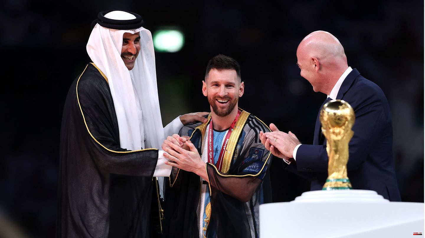 World Cup award ceremony: At the moment of his greatest triumph, Messi gets a cape – what it is all about