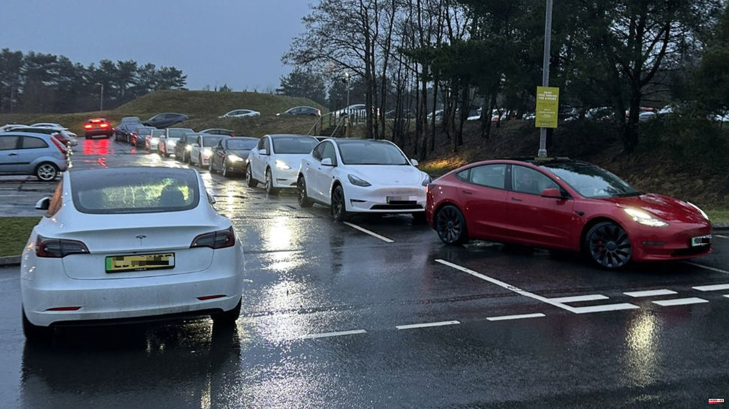 Great Britain: Travel chaos causes queues that stretch for kilometers: Tesla drivers sometimes wait for hours at charging stations