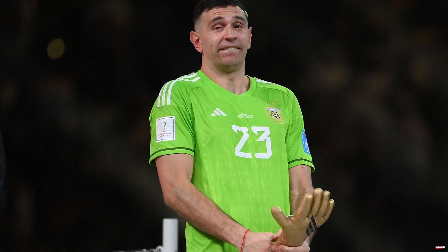 World Cup final: Argentine goalkeeper irritates with obscene gesture at award ceremony