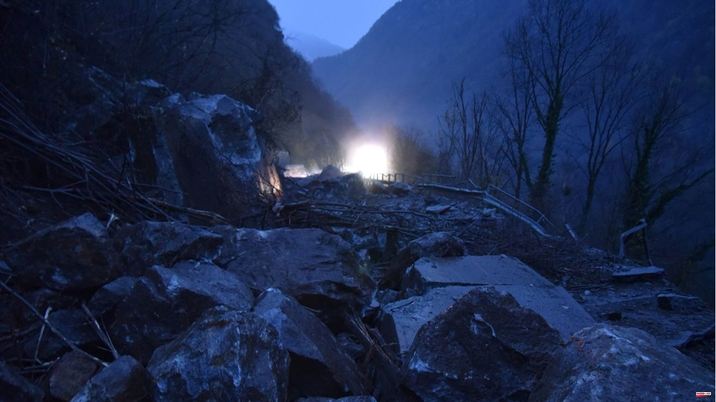 Switzerland: Rockslide in Graubünden: Several villages and hundreds of people cut off from the outside world