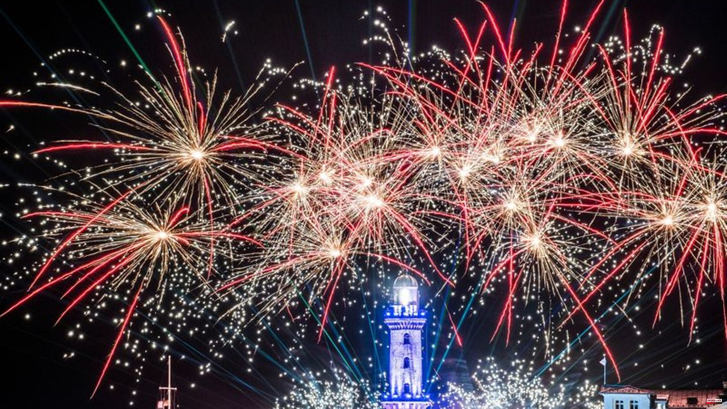 Turn of the year: Around 45,000 people at the Warnemünde tower lights