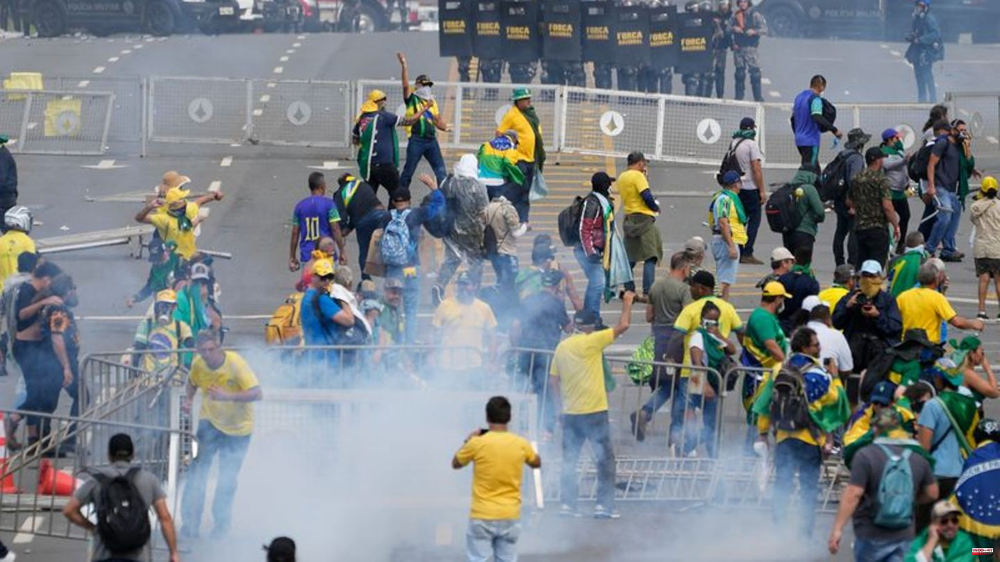 South America: Bolsonaro supporters invade government headquarters in Brasília