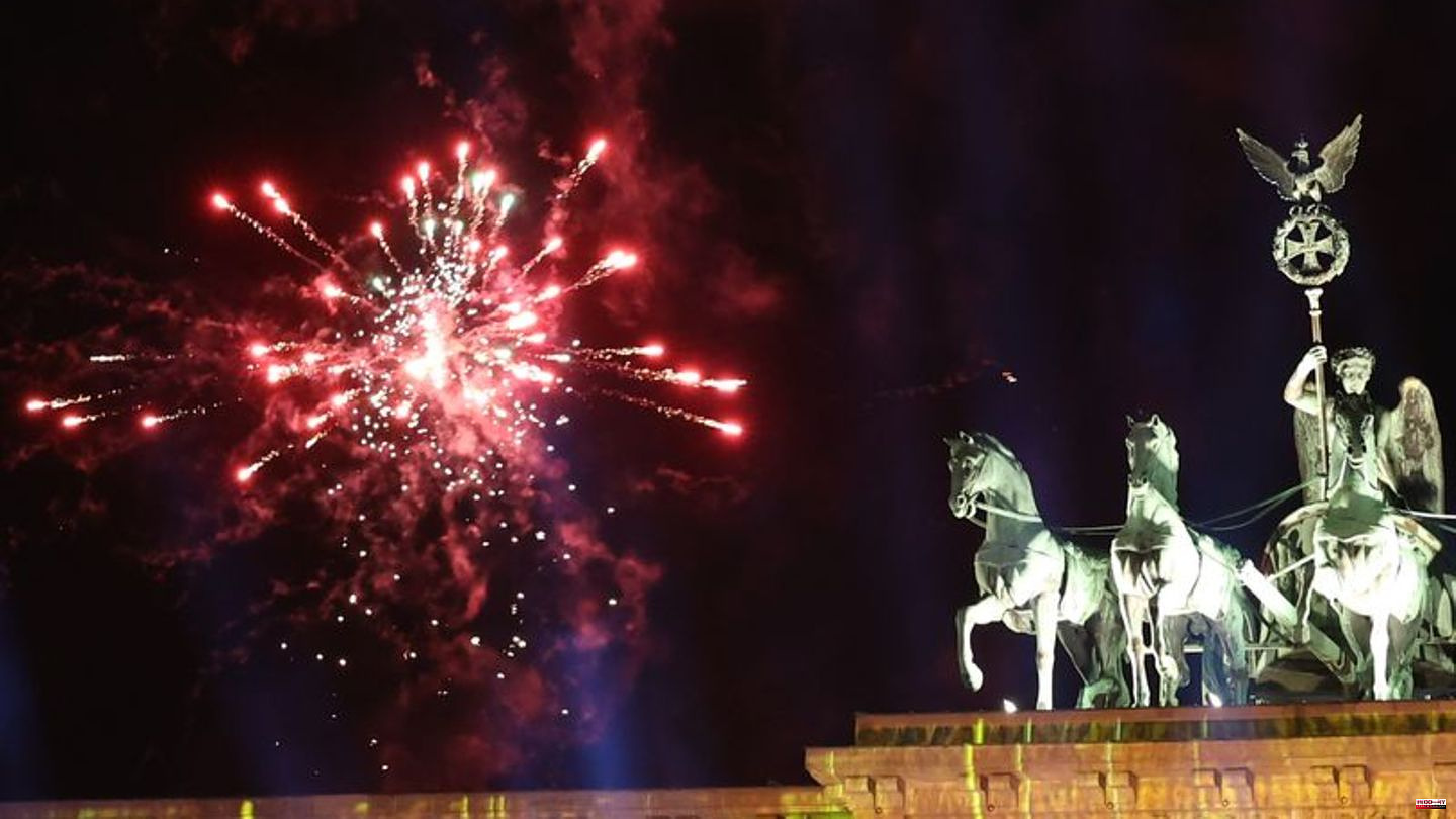 Turn of the year: Germany welcomes 2023 - Berlin celebrates at the Brandenburg Gate