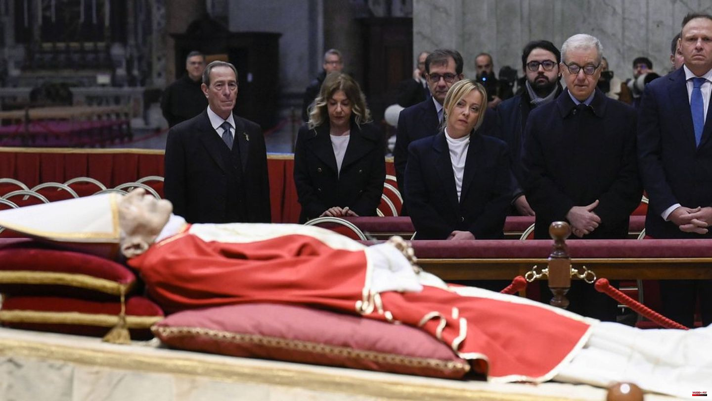 Benedict XVI: First politicians say goodbye to the coffin