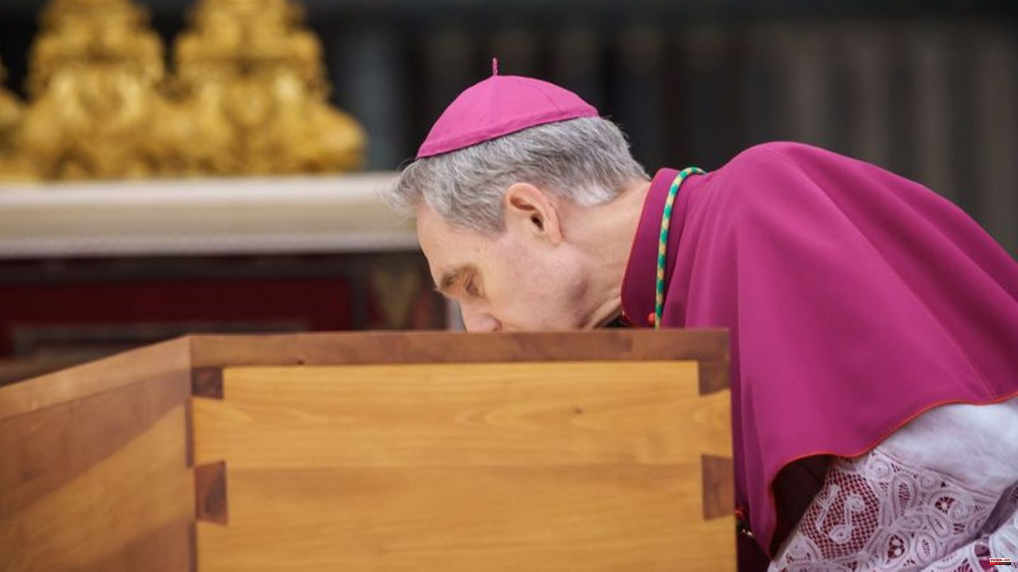 Pope confidant: Gänswein kisses Benedict's coffin goodbye