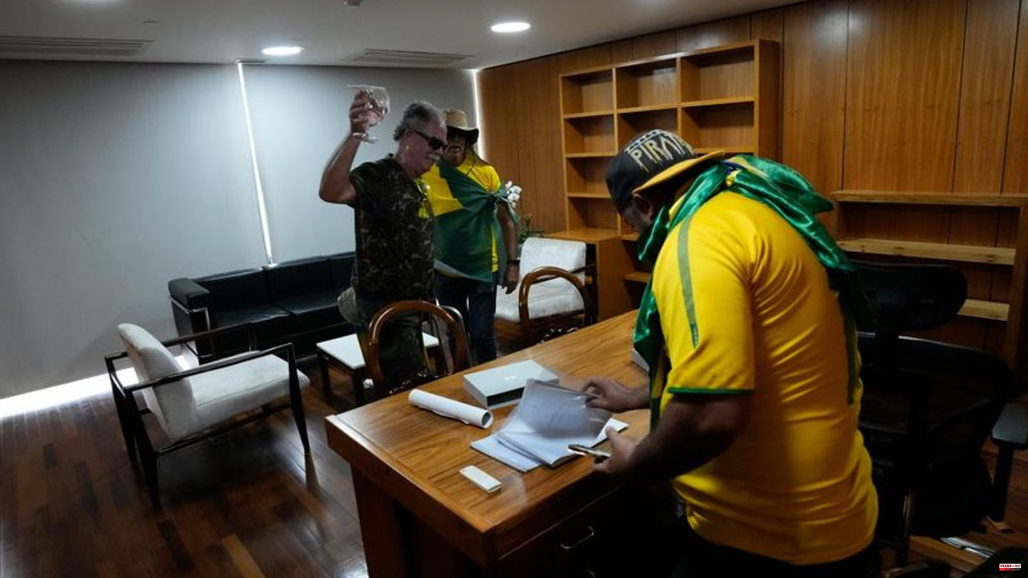 South America: Bolsonaro supporters storm government quarters in Brazil