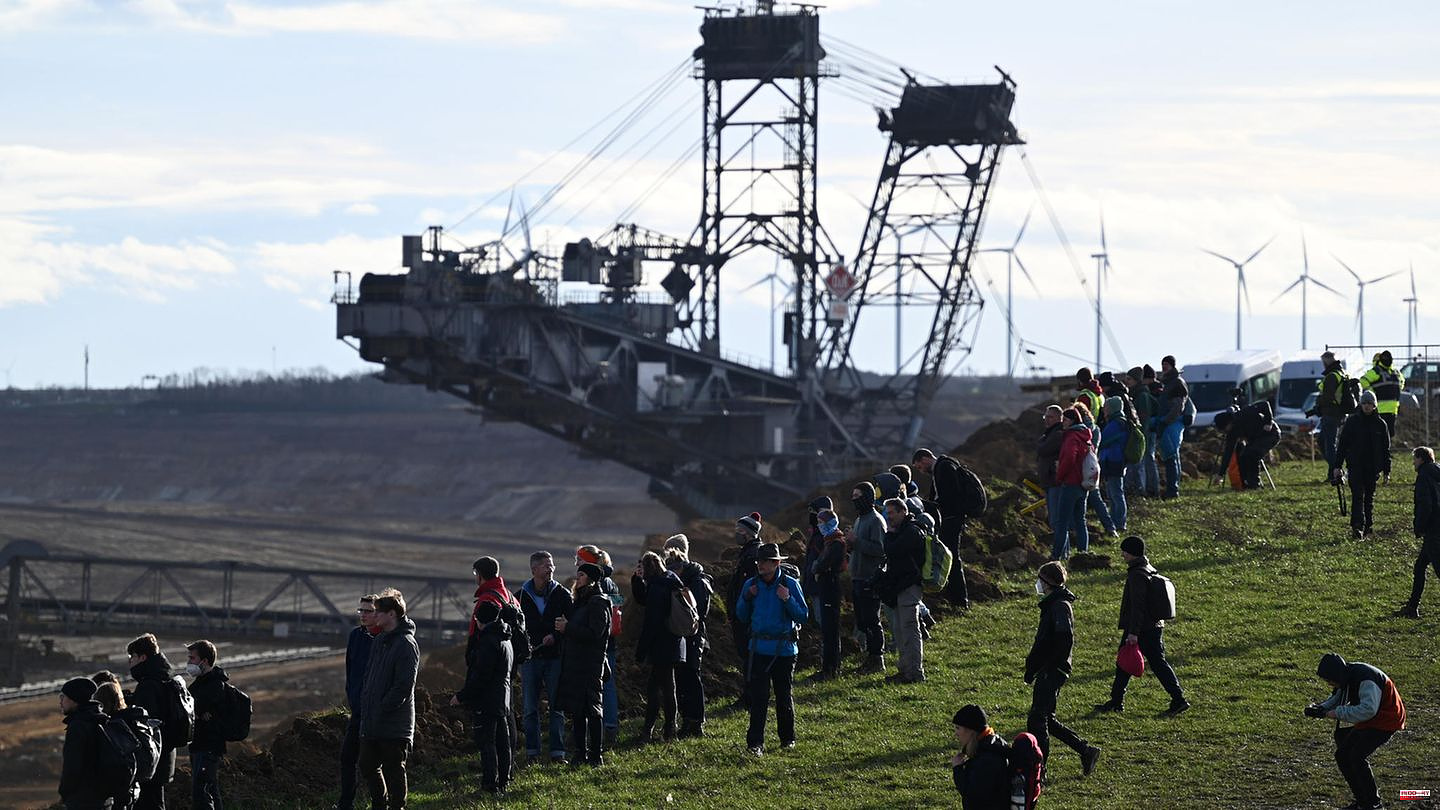 Brown coal mine Garzweiler: Thousands demonstrate for the preservation of Lützerath - "massive" police action is apparently imminent in the next few days