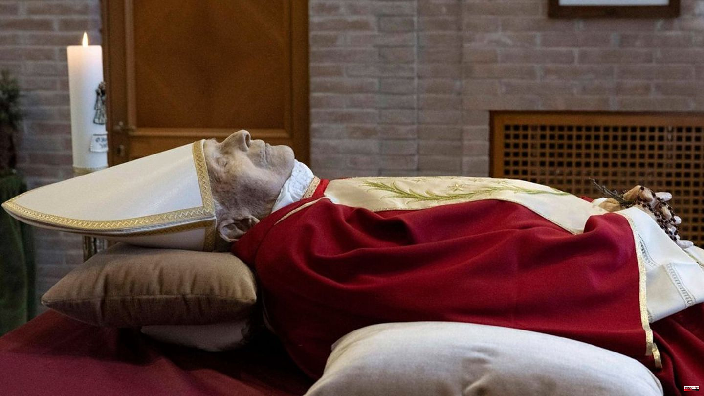 Last farewell: corpse of Pope Benedict XVI. laid out