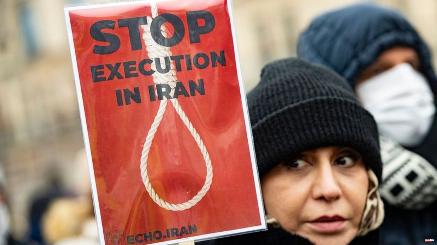 Human rights: Iran protests: Two more protesters executed