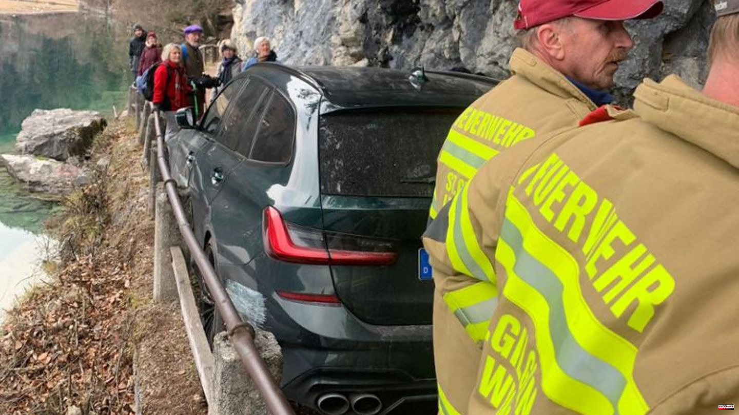 Austria: BMW driver follows his navigation system - and gets stuck on a hiking trail