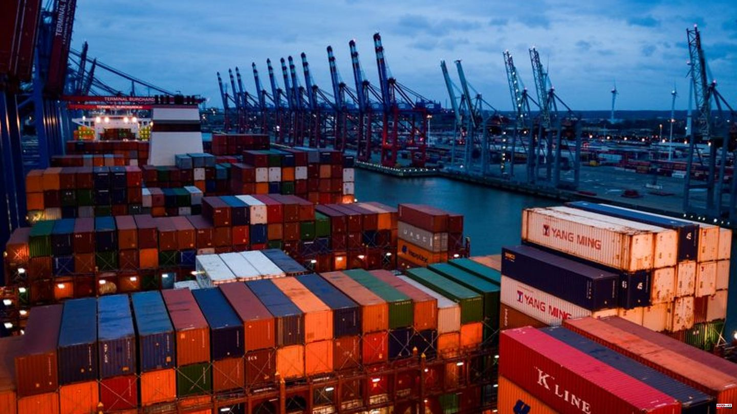 Foreign trade: German export surplus more than halved