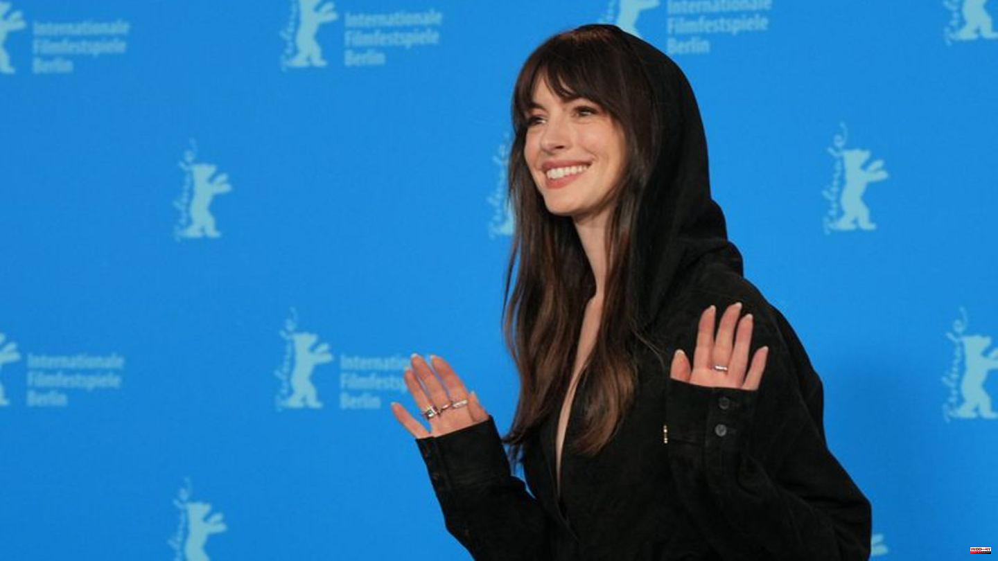 Actress: Anne Hathaway: Selenskyj is "a hero of our time"