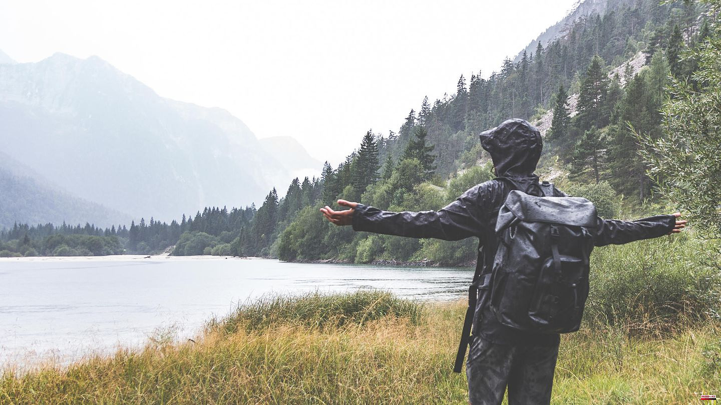 Rain protection: Waterproof backpack: You should pay particular attention to these criteria