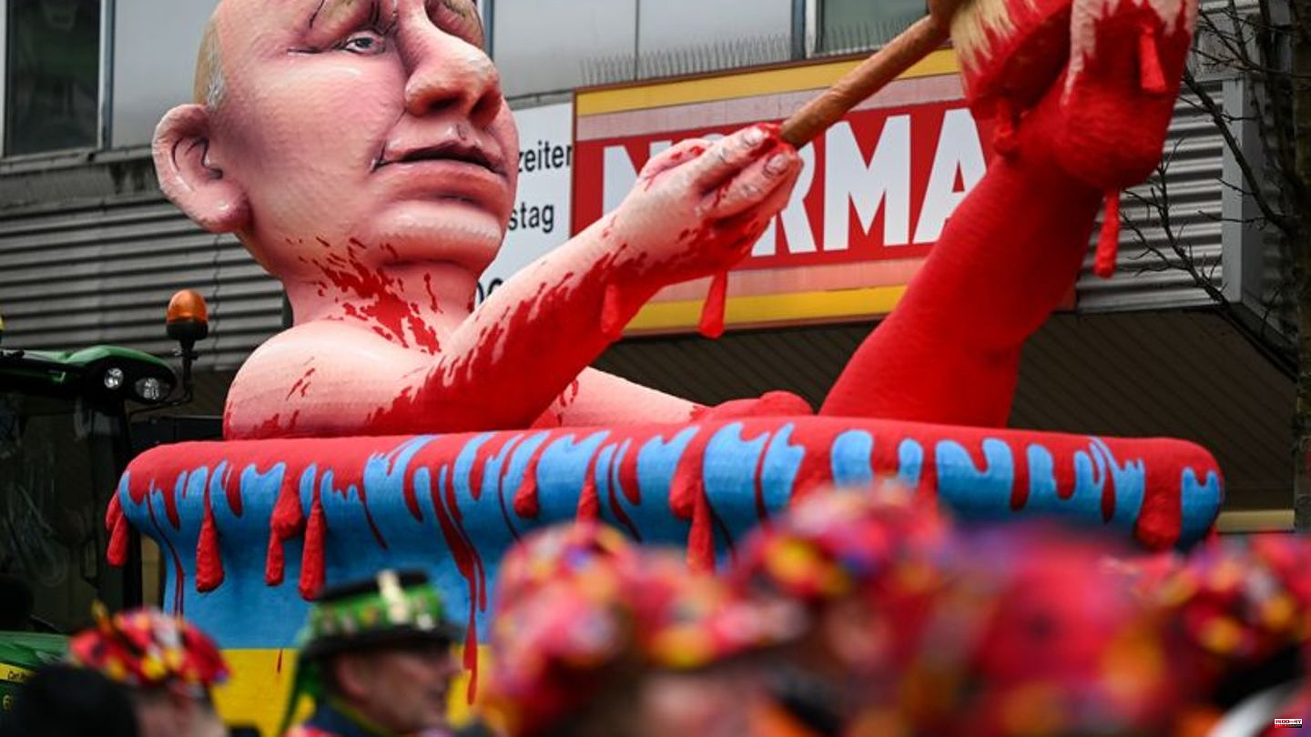 Dusseldorf: Putin bathes in blood: carnivalists biting on the way
