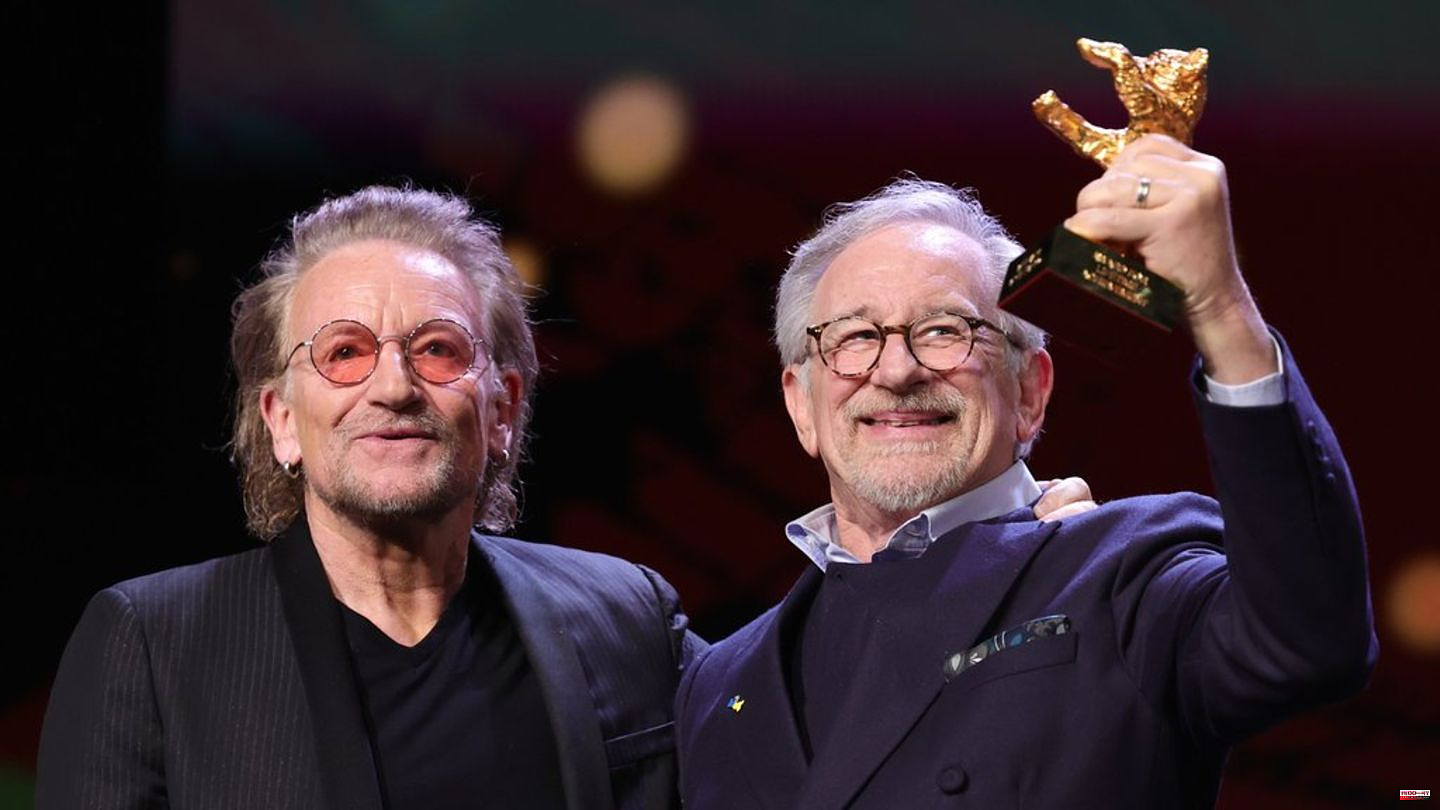 Steven Spielberg: Bono presents him with the Berlinale Prize