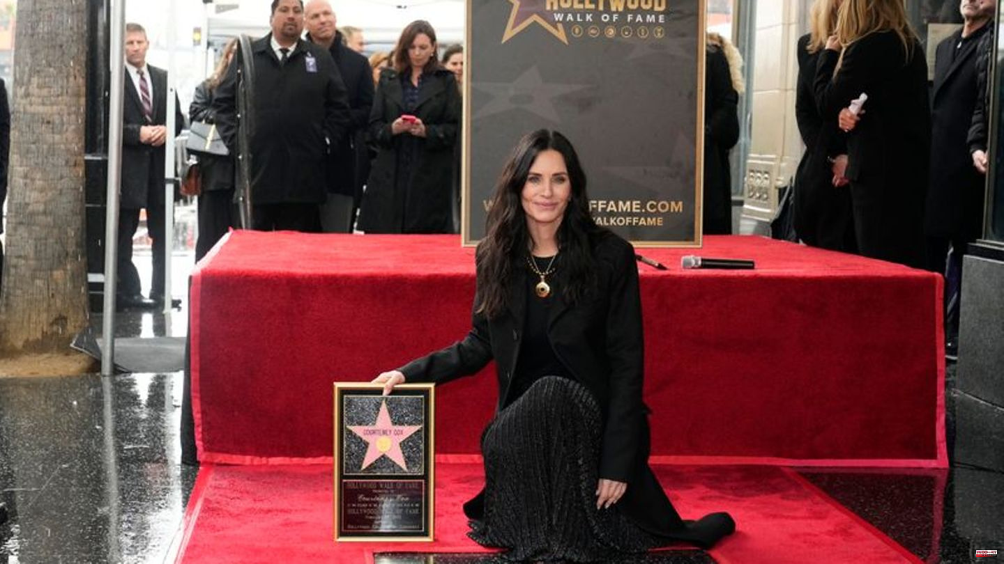 People: "Friends" star Courteney Cox celebrated with a Hollywood star