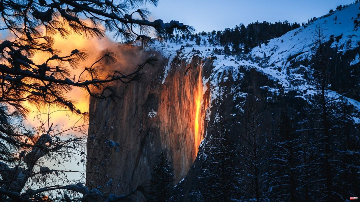 Horsetail Fall: When a waterfall is on fire