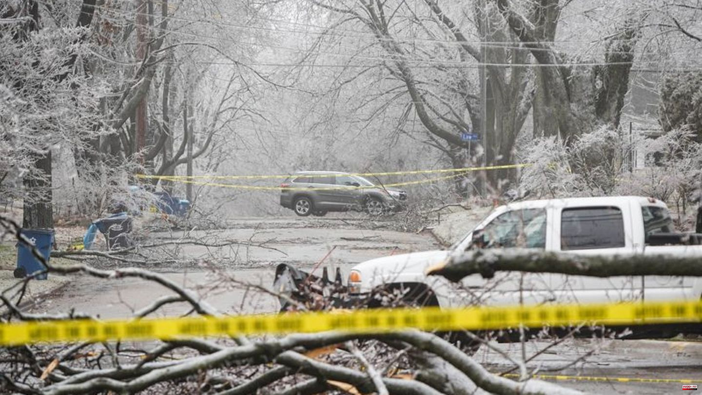 Severe weather: Winter storm sweeps across the USA - A firefighter dies