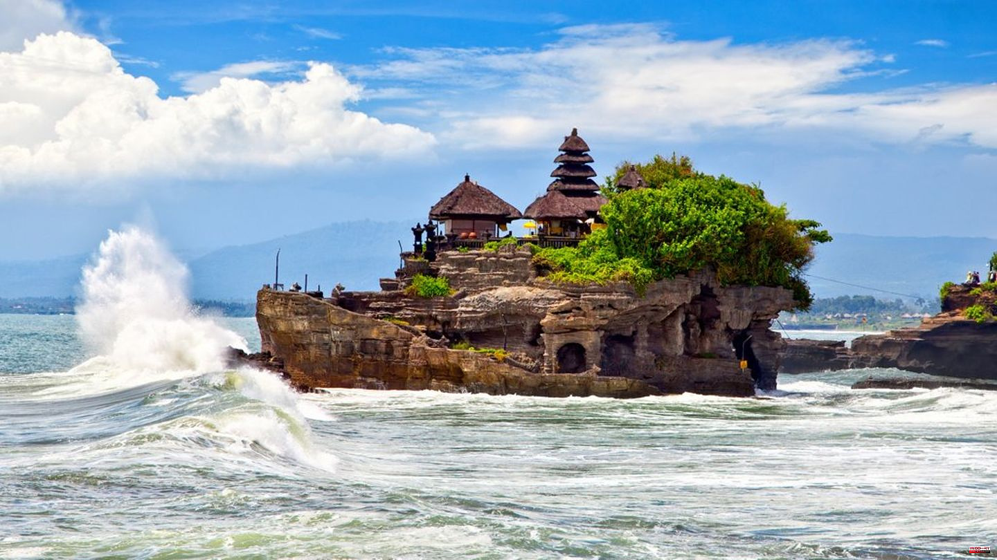"Pura Tanah Lot": Temple is protected by poisonous guardians