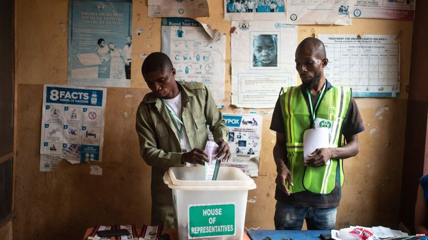Elections: Nigeria's presidential election drags into second day