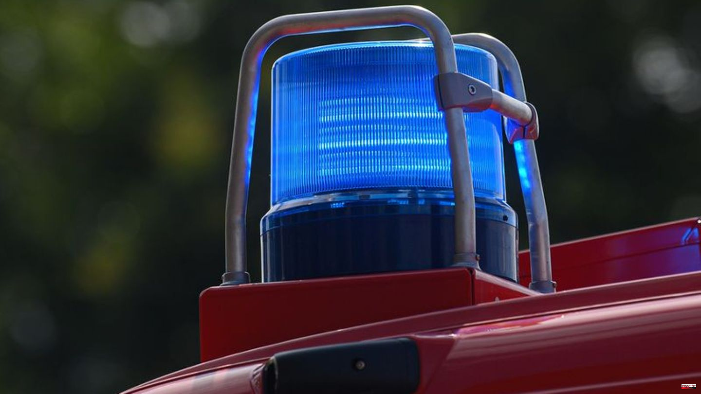 Accident: Man crashes into tree: critically injured
