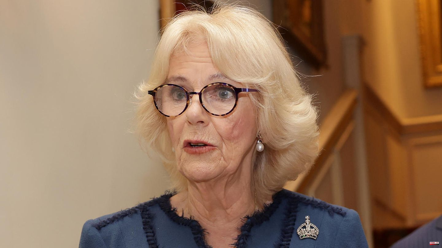 Children's Books: Roald Dahl: King's Wife Camilla Sides Authors in Censorship Controversy