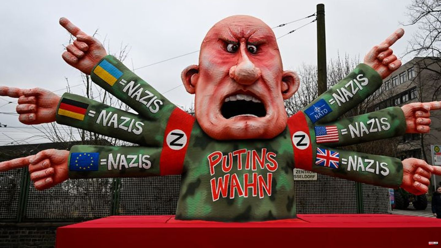 Carnival: Putin bathes in blood: carnivalists biting on the way