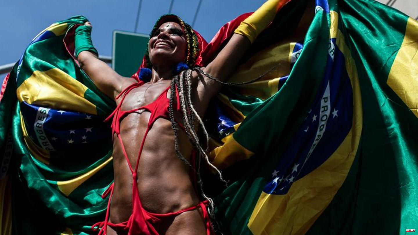Street festival: Carnival kick-off in Rio: parades start in the sambodrome