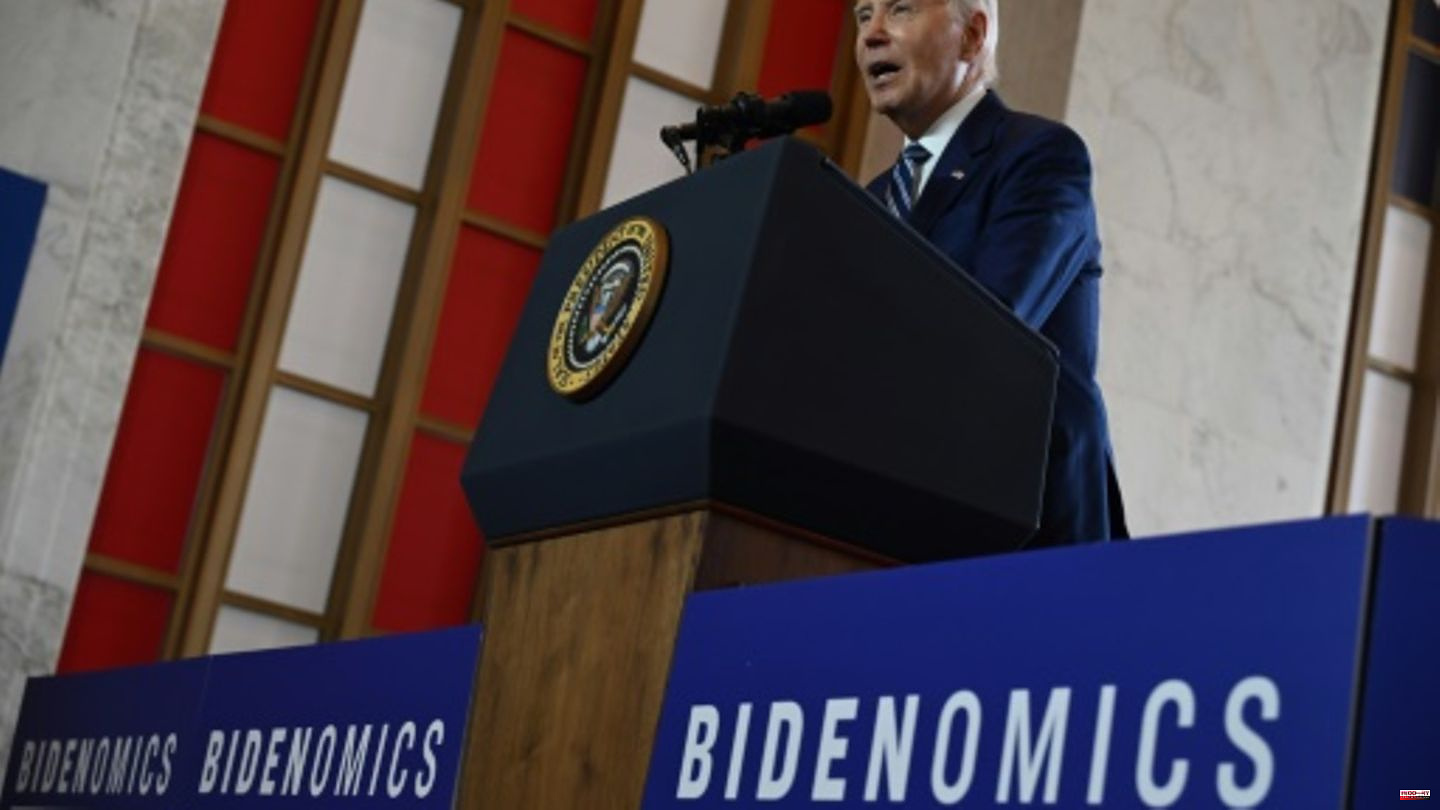 Biden advertises his economic policy under the slogan "Bidenomics".