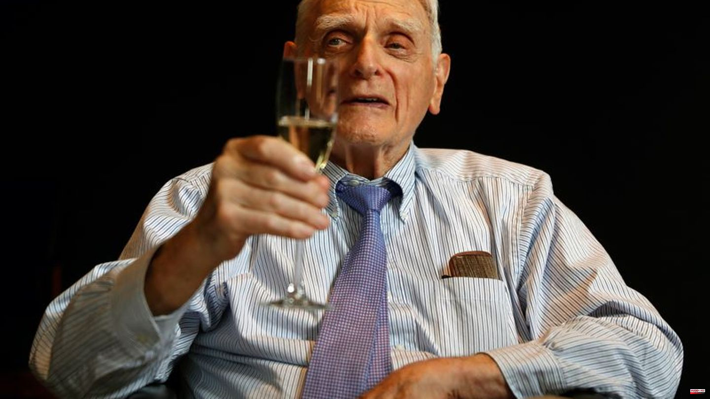 Science: Nobel Laureate in Chemistry Goodenough dies aged 100