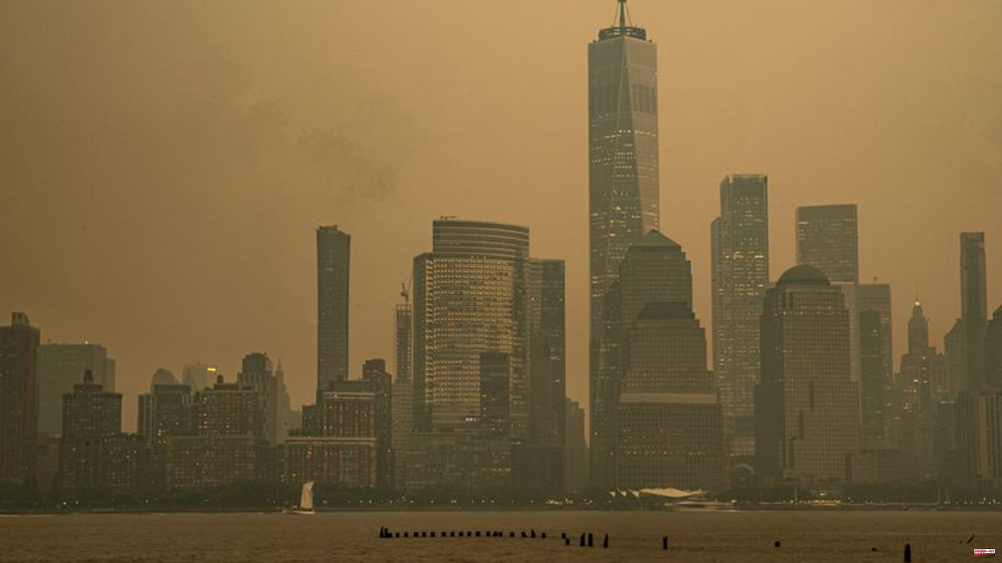 Environment: Smoke from wildfires envelops New York